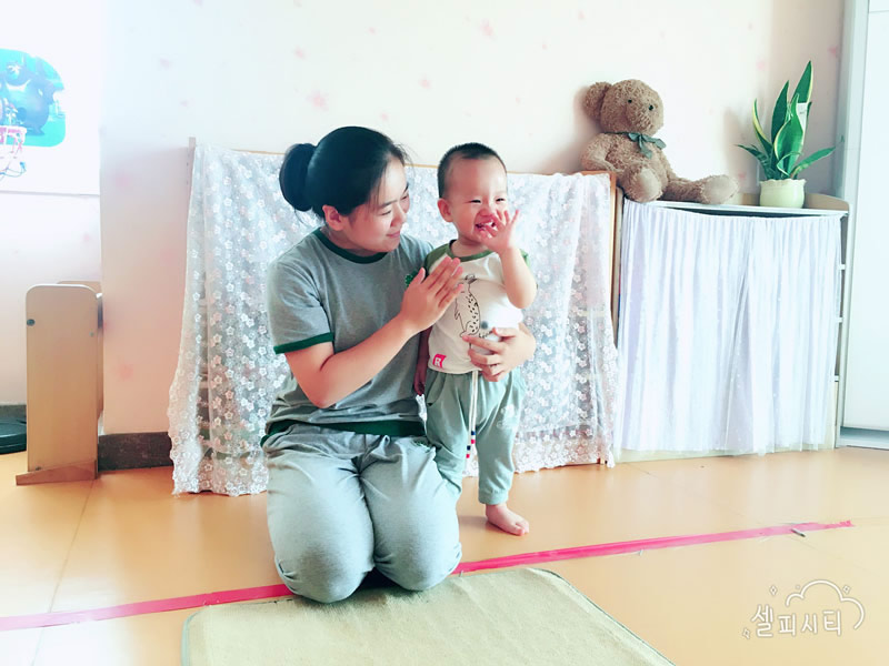 當不愛說話的寶寶遇上跨世紀幼兒園……